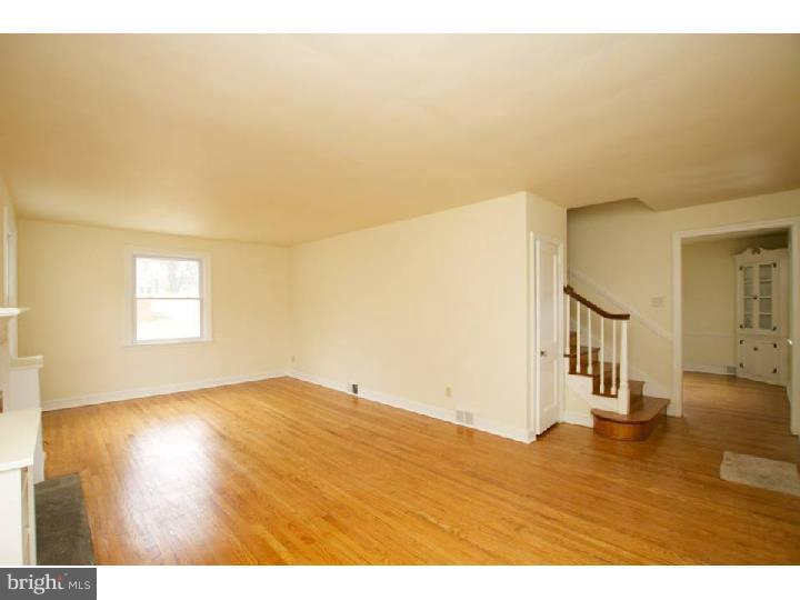 39 South Britton Road Springfield, PA 19064 - Photo 5 of 24 Living Room