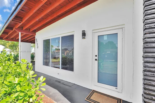 $550,000 | 5730 Southwest 54th Terrace, Davie, FL 33314