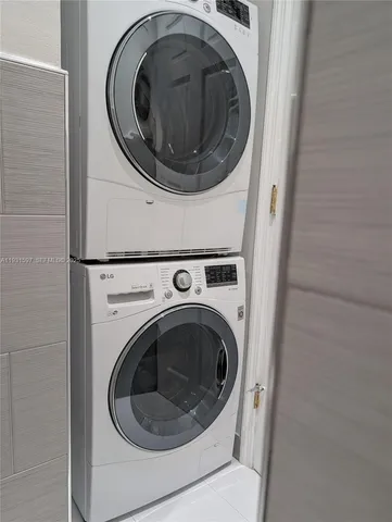 $2,800 | 6061 Collins Avenue, Unit 4E, Miami Beach, FL 33140