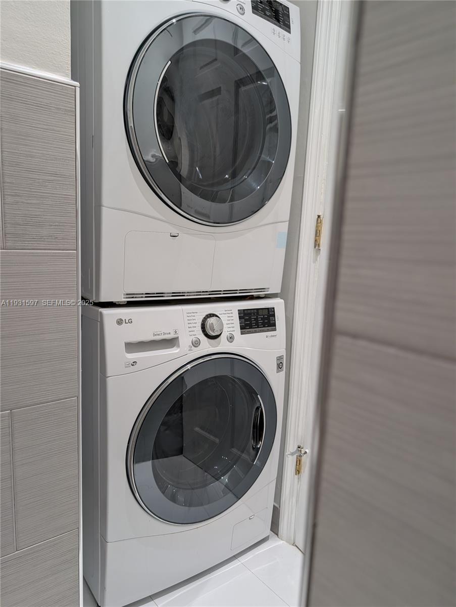 6061 Collins Avenue, Unit 4E Miami Beach, FL 33140 - Photo 12 of 12