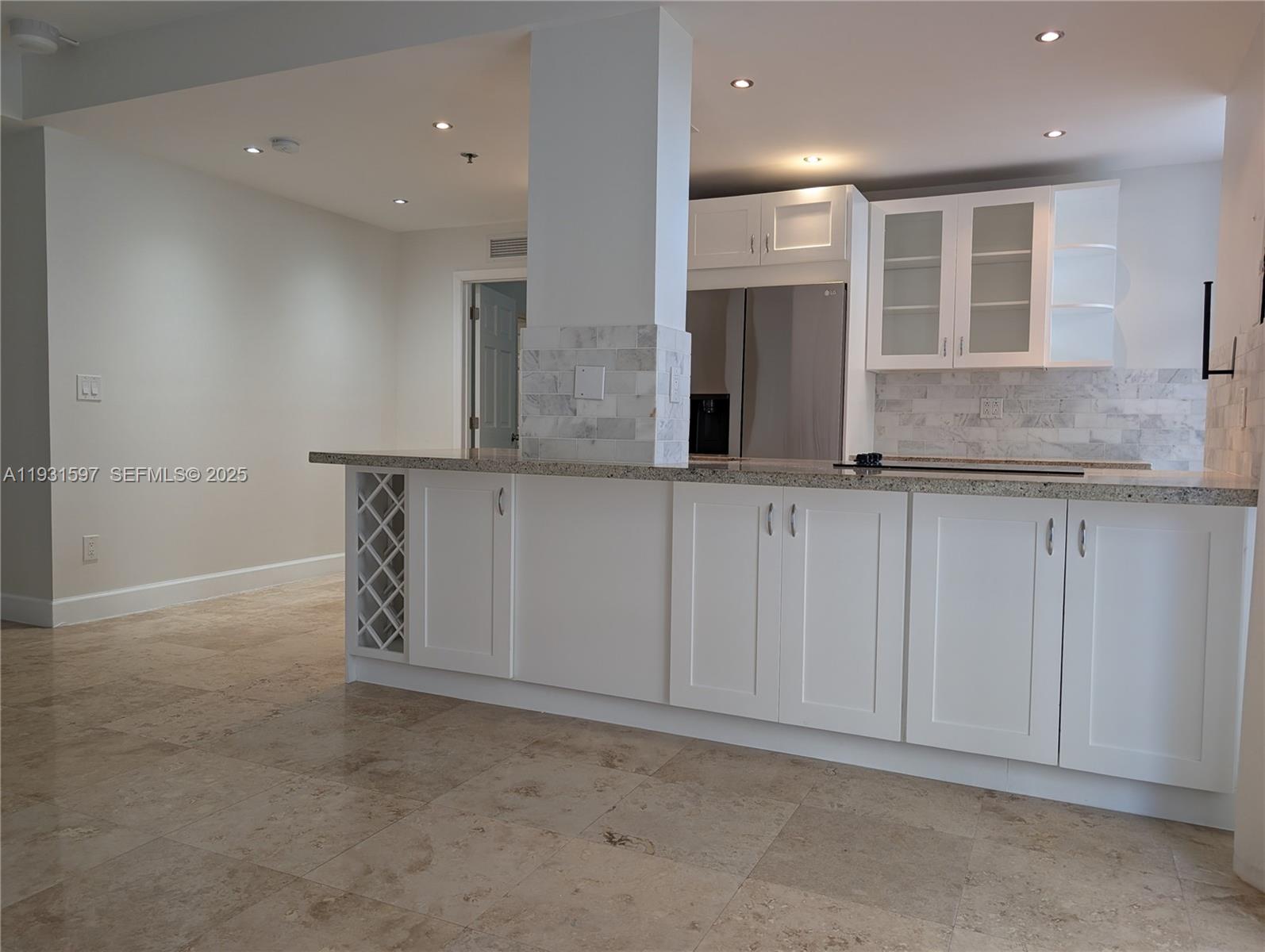 6061 Collins Avenue, Unit 4E Miami Beach, FL 33140 - Photo 3 of 12