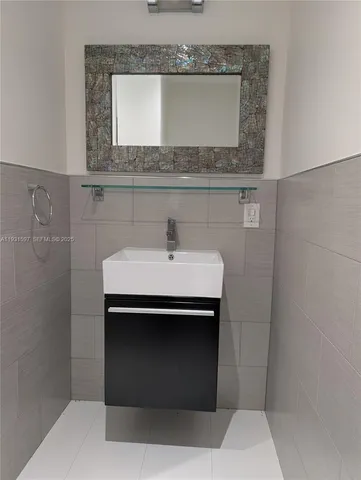 $2,800 | 6061 Collins Avenue, Unit 4E, Miami Beach, FL 33140