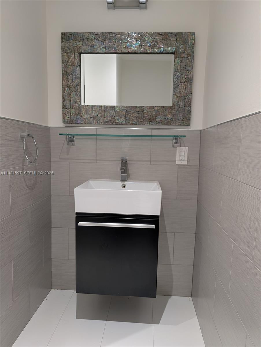 6061 Collins Avenue, Unit 4E Miami Beach, FL 33140 - Photo 5 of 12 half bath
