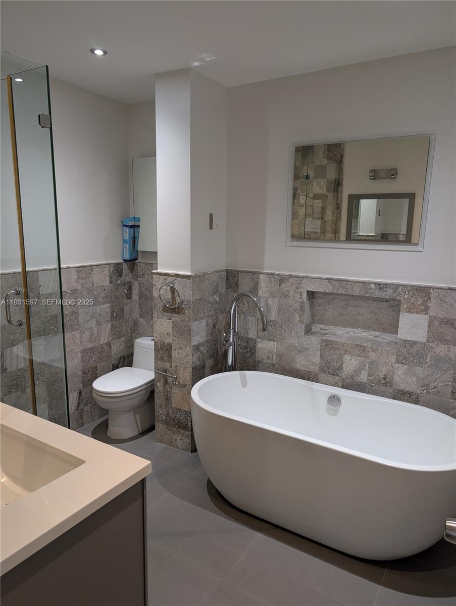 6061 Collins Avenue, Unit 4E Miami Beach, FL 33140 - Photo 10 of 12