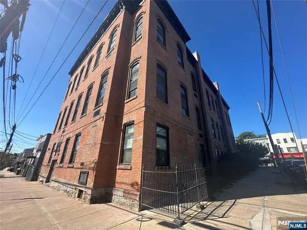 $2,200 | 464 Central Avenue, Unit B9, Jersey City, NJ 07307