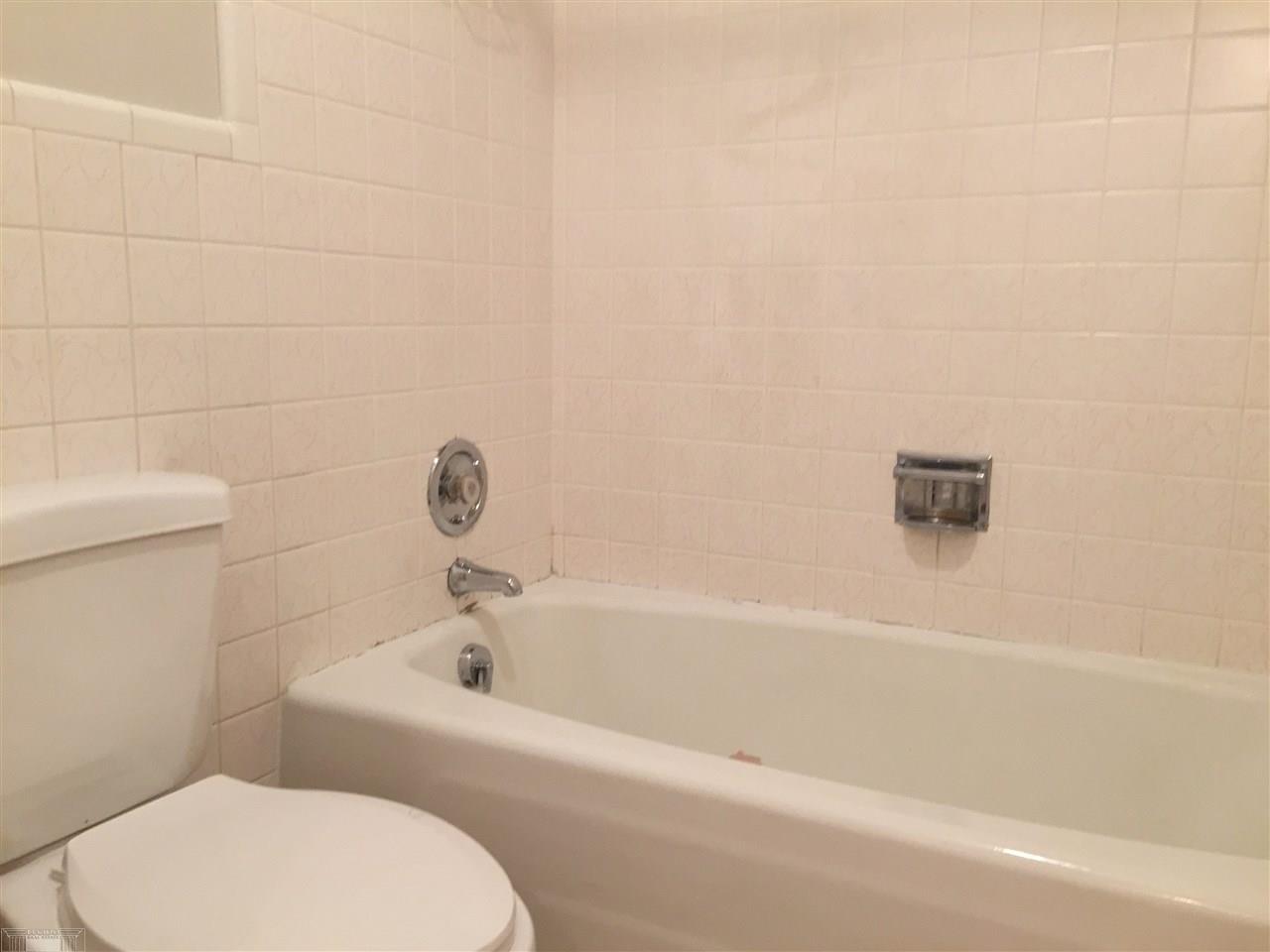 1750 Vernier Road, Unit 28 Grosse Pointe, MI 48236 - Photo 13 of 19 Full bath