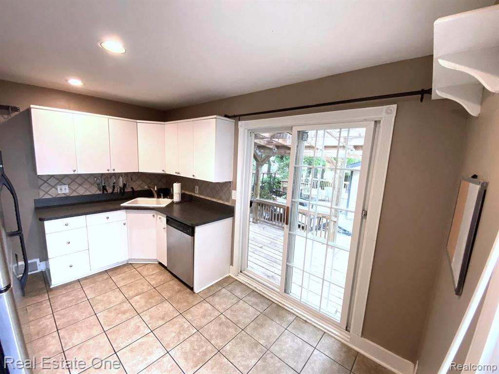 4230 Lanette Drive Waterford, MI 48328 - Photo 10 of 31
