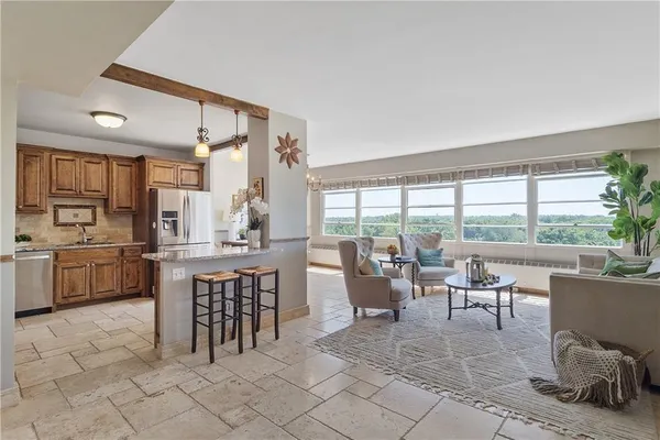 $211,000 | 333 West Meyer Boulevard, Unit 1215, Kansas City, MO 64113