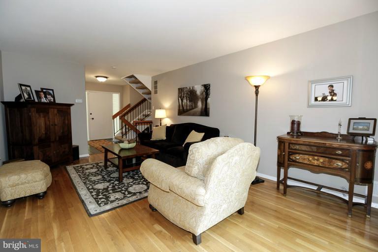 11013 Ring Road Reston, VA 20190 - Photo 25 of 28 Living Room