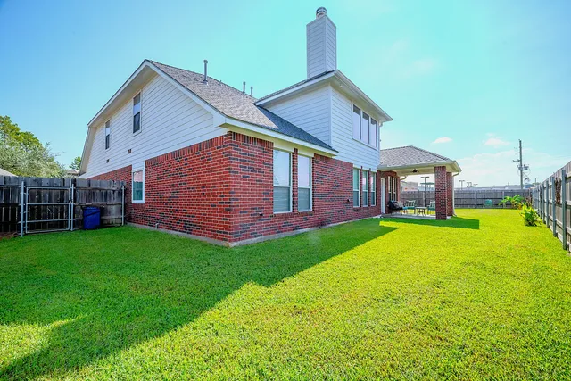 a view of a house with a backyard