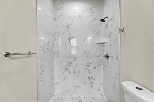 a view of a house with backyard and garden