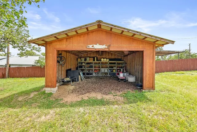 a view of a house with backyard