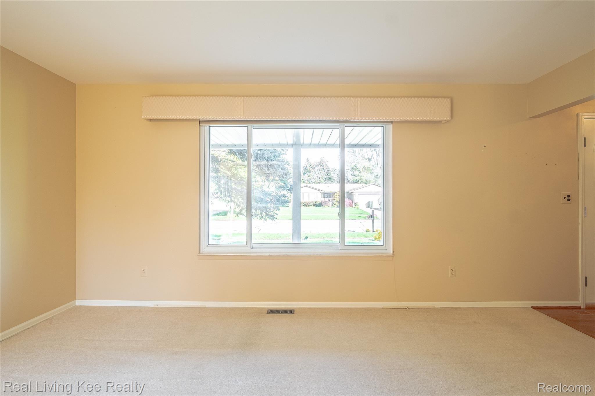 988 Briston Drive Rochester, MI 48307 - Photo 28 of 79 Living Room from Dining Room View