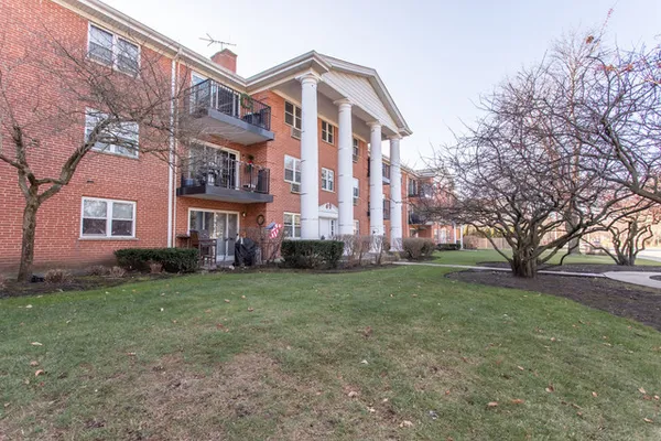 $1,700 | 819 East Miner Street, Unit 2A, Arlington Heights, IL 60004