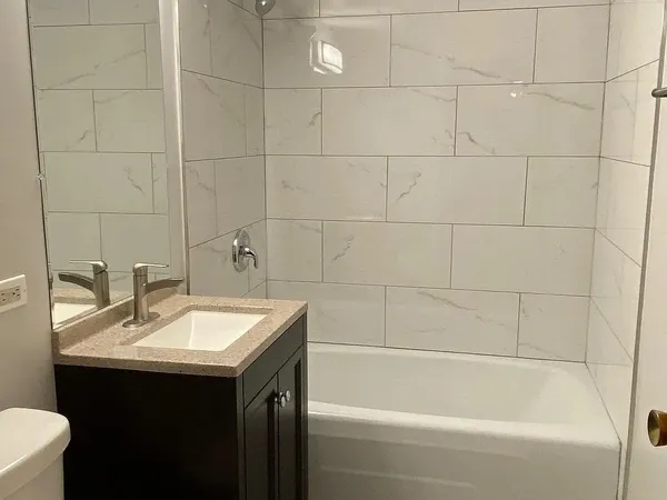 $1,700 | 819 East Miner Street, Unit 2A, Arlington Heights, IL 60004