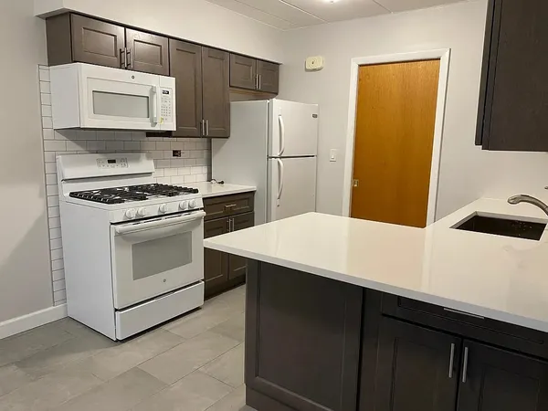 $1,700 | 819 East Miner Street, Unit 2A, Arlington Heights, IL 60004
