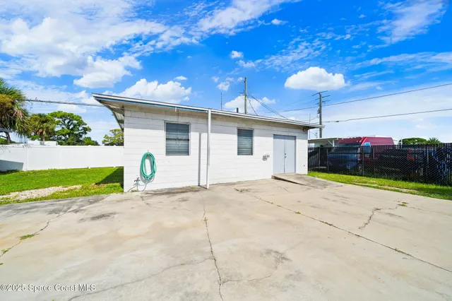 a view of an house with backyard and basketball court