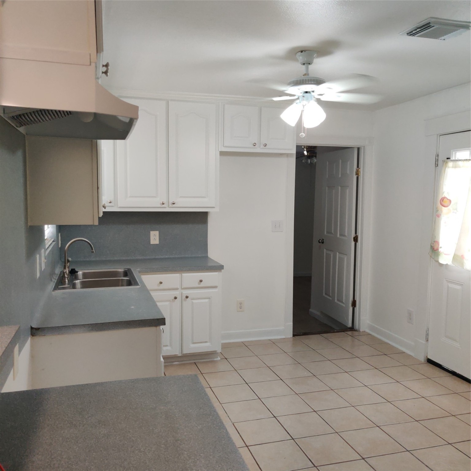 919 Oak Meadows Street Houston, TX 77017 - Photo 5 of 12 a kitchen with granite countertop white cabinets and stainless steel appliances