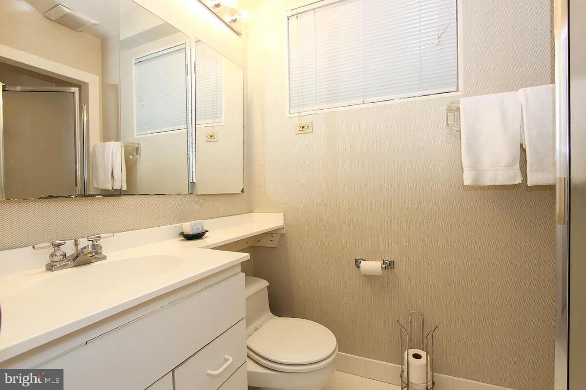 6508 East Halbert Road Bethesda, MD 20817 - Photo 20 of 30 Full-bath