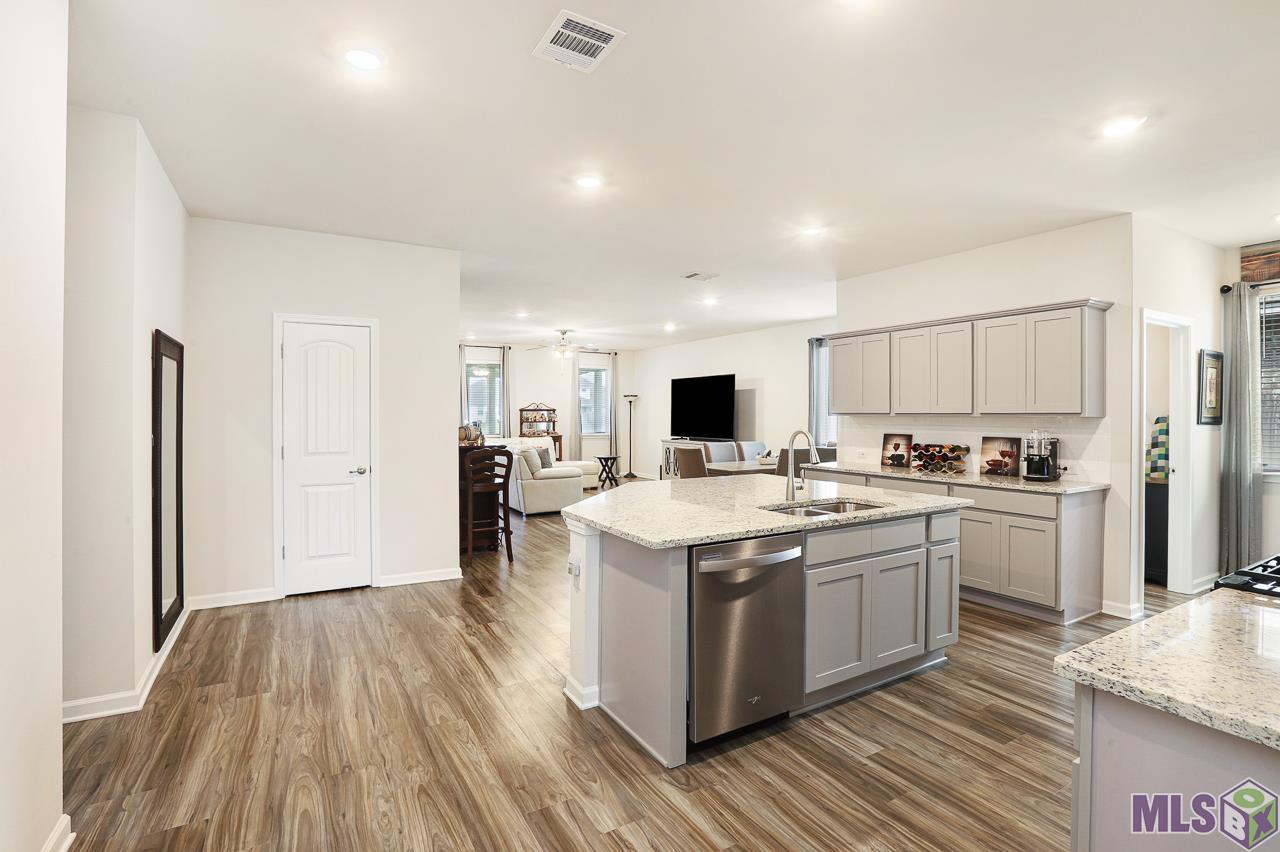 4710 Malbec Avenue Baton Rouge, LA 70817 - Photo 12 of 32 Kitchen