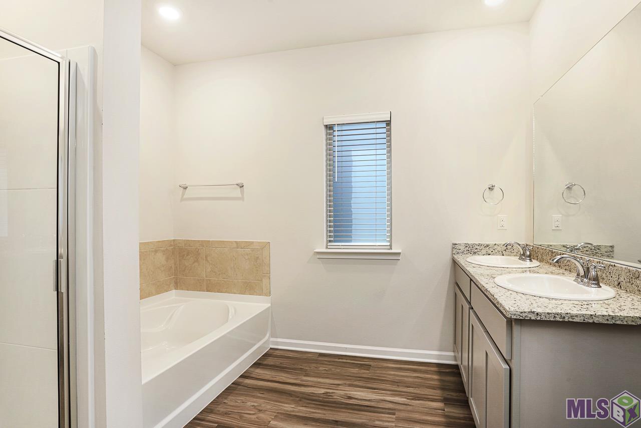 4710 Malbec Avenue Baton Rouge, LA 70817 - Photo 19 of 32 Primary Bathroom