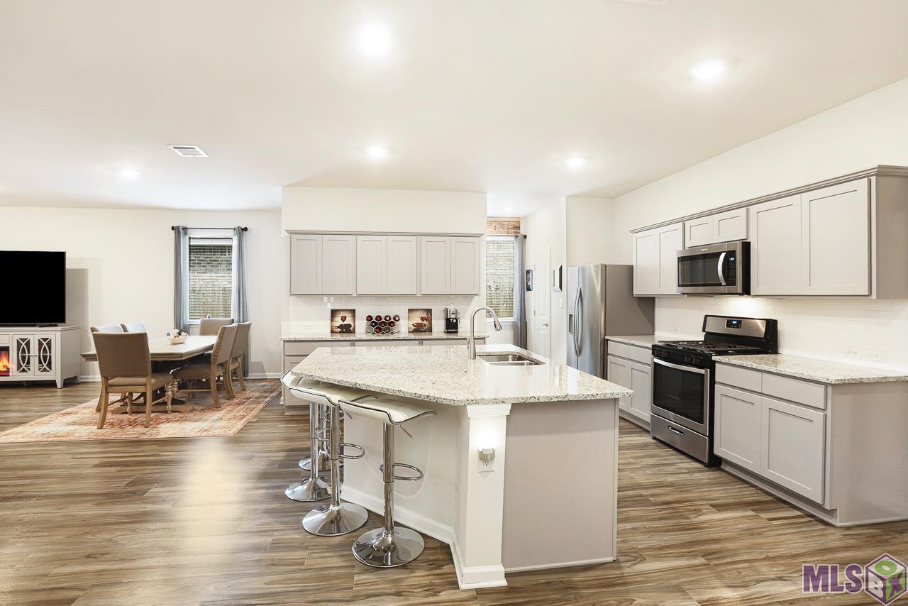 4710 Malbec Avenue Baton Rouge, LA 70817 - Photo 2 of 32 Kitchen