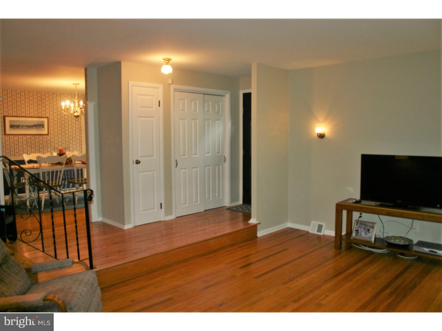 3322 Chesterfield Road Philadelphia, PA 19114 - Photo 11 of 25 Living Room