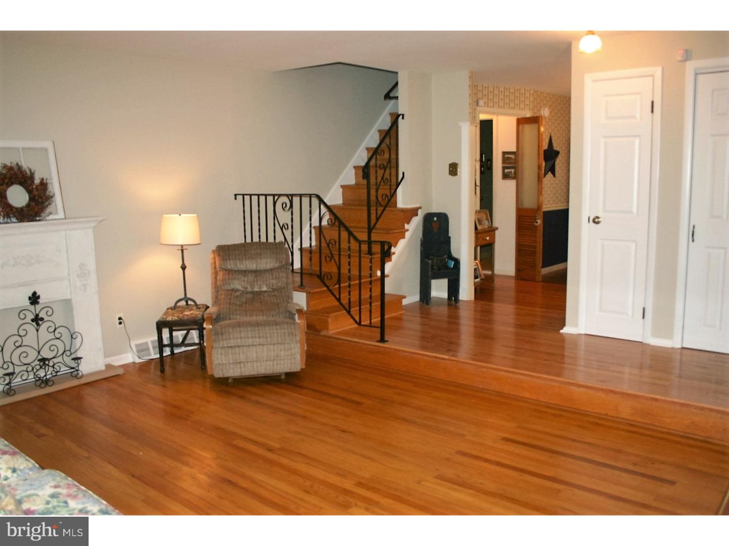 3322 Chesterfield Road Philadelphia, PA 19114 - Photo 12 of 25 Living Room