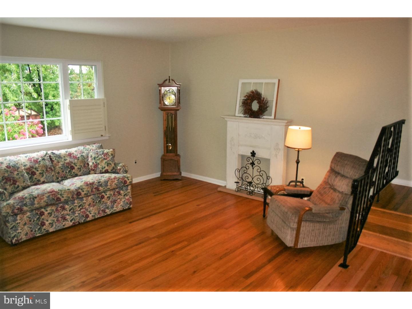 3322 Chesterfield Road Philadelphia, PA 19114 - Photo 9 of 25 Living Room