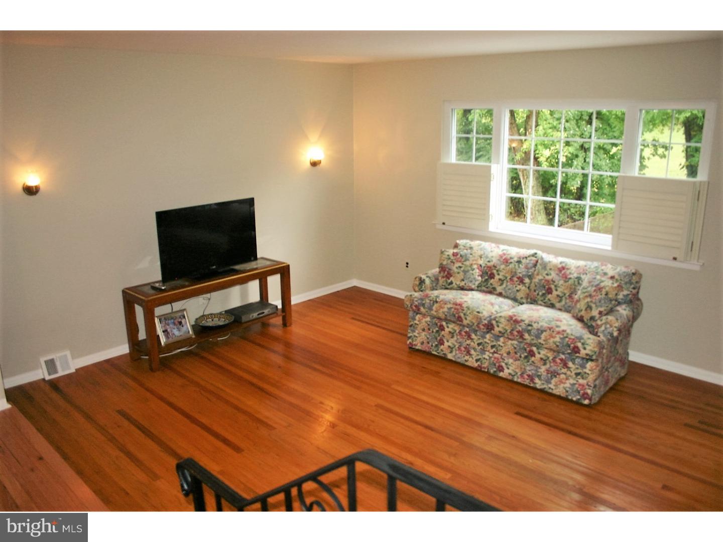 3322 Chesterfield Road Philadelphia, PA 19114 - Photo 10 of 25 Living Room