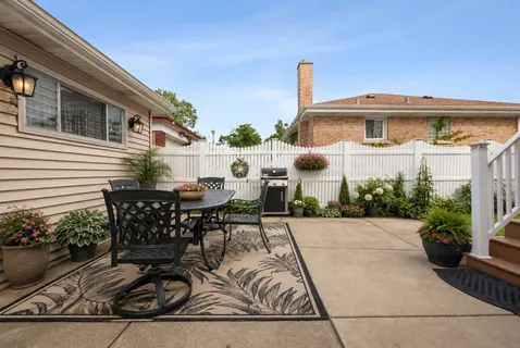 $375,000 | 3858 West 99th Street, Evergreen Park, IL 60805