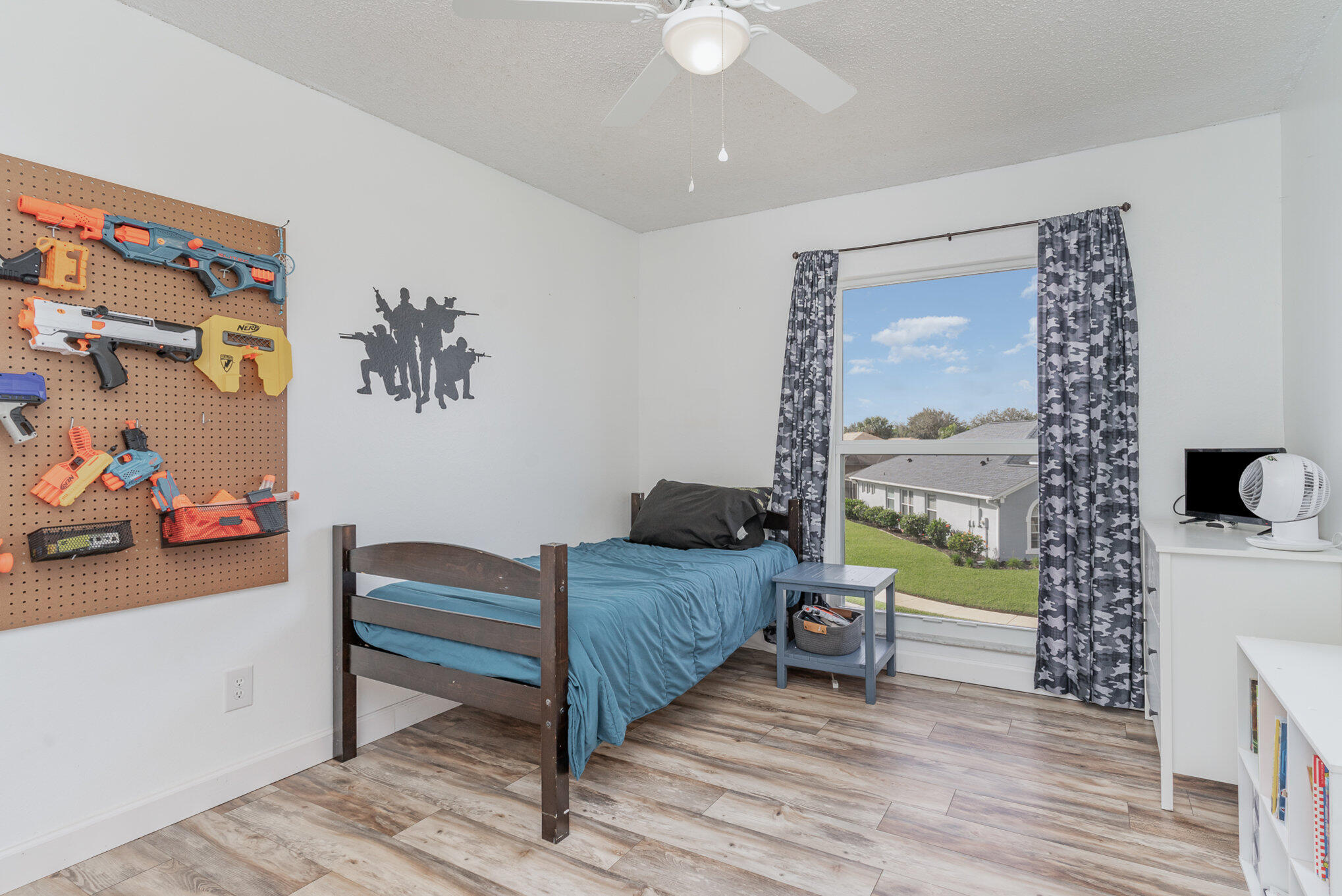 964 Shaw Circle Melbourne, FL 32940 - Photo 28 of 54 a living room with furniture and a flat screen tv