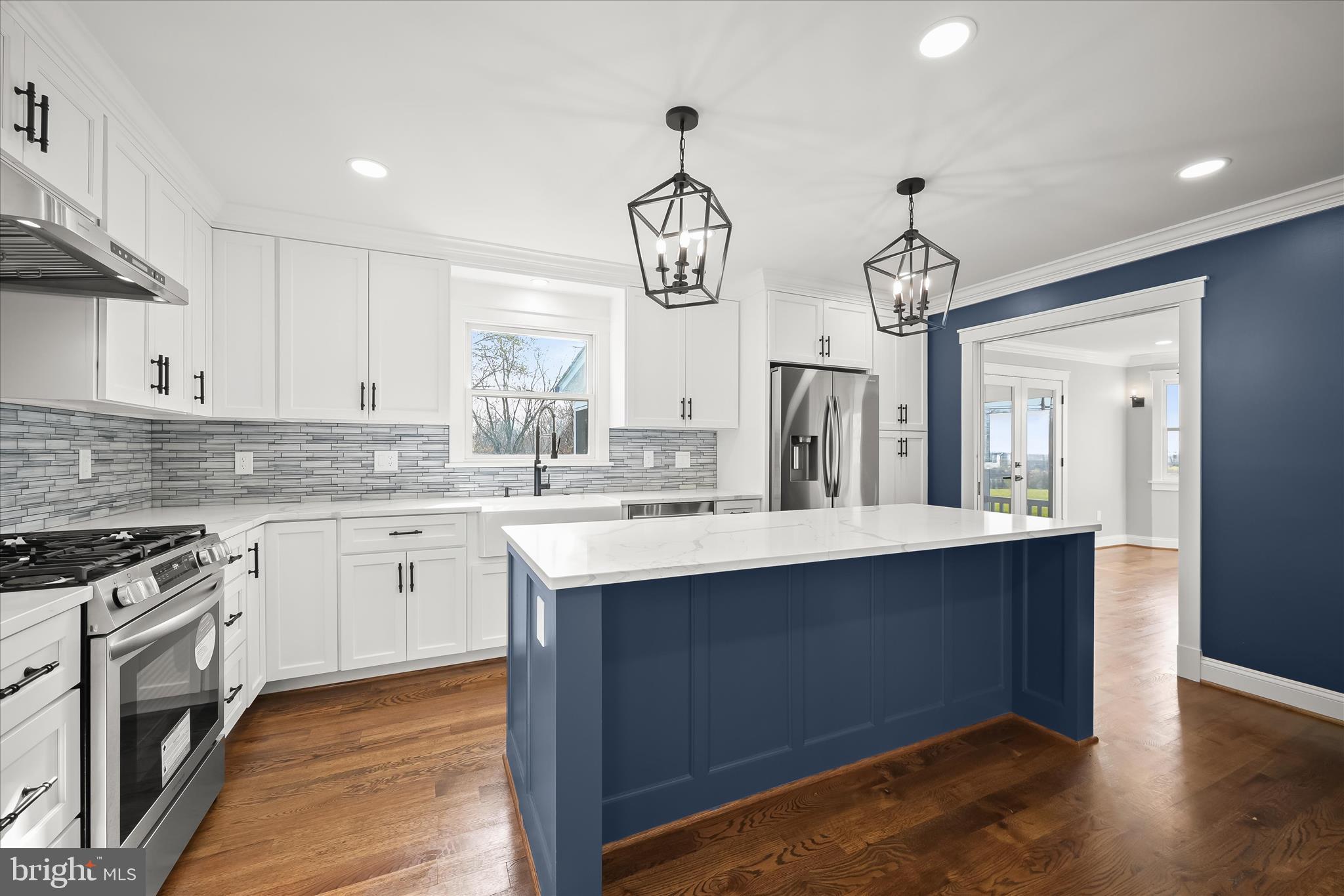 21611 Slidell Road Boyds, MD 20841 - Photo 28 of 84 Stylish dual-tone cabinetry