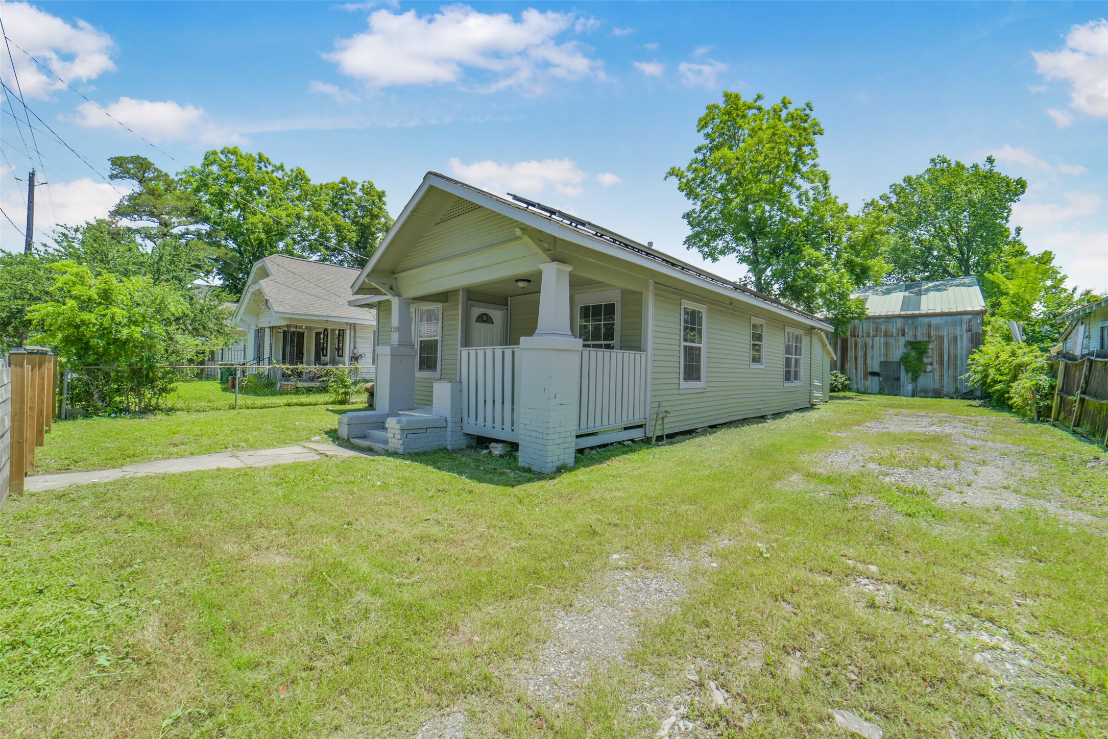 220 Engel Street Houston, TX 77011 - Photo 5 of 29 Side Yard with Long extended Driveway