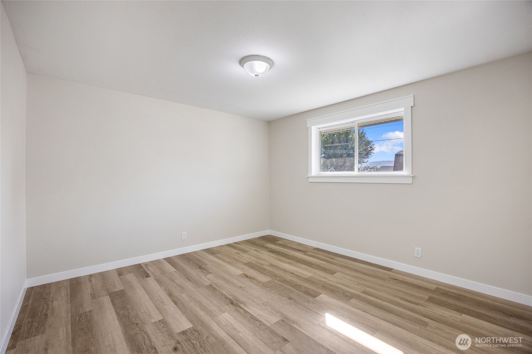 247 Northeast Ivy Ephrata, WA 98823 - Photo 15 of 40 a view of room with window and ceiling fan