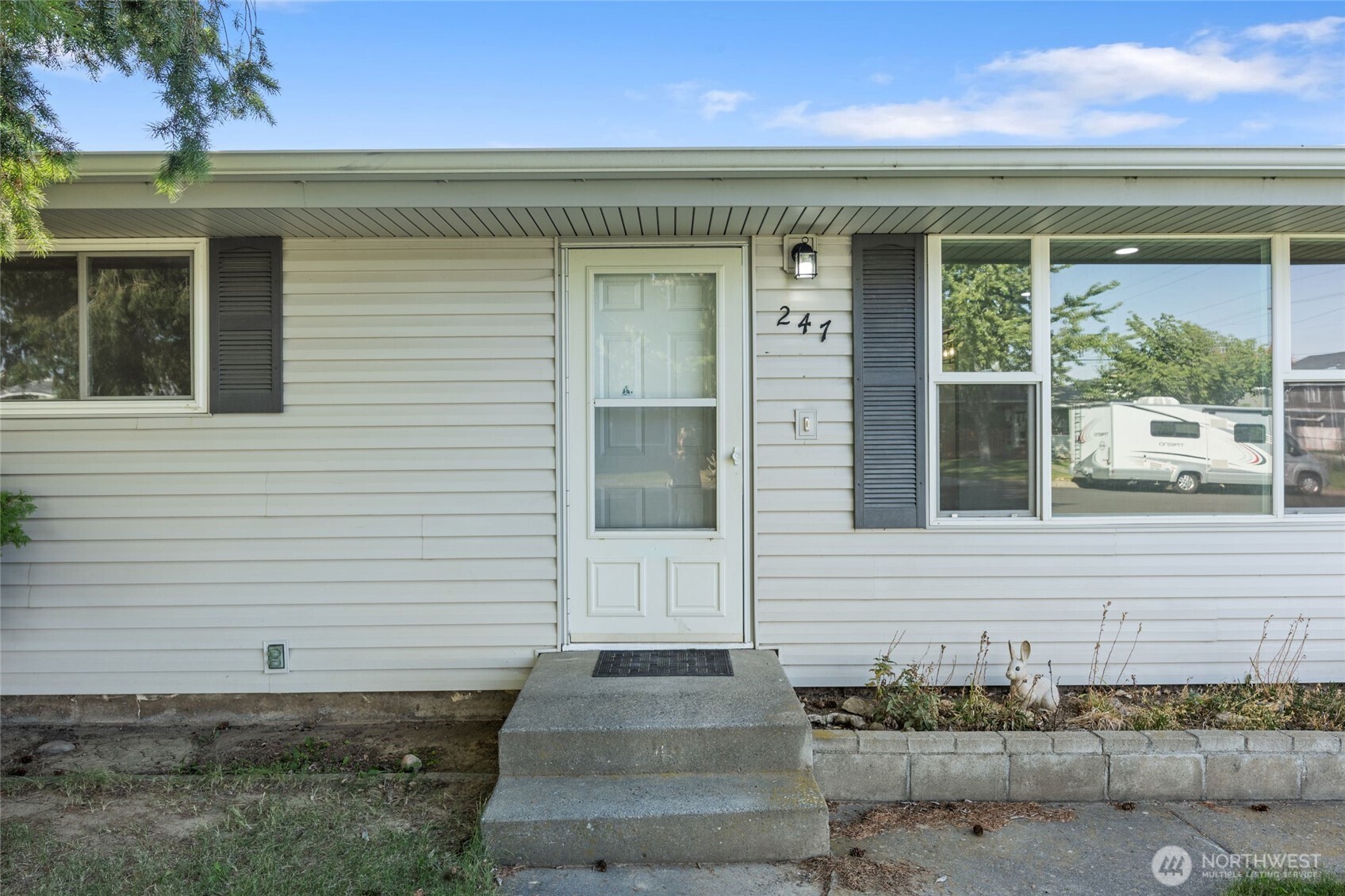 247 Northeast Ivy Ephrata, WA 98823 - Photo 36 of 40 a front view of a house