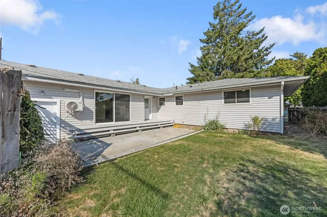 a view of a house with backyard