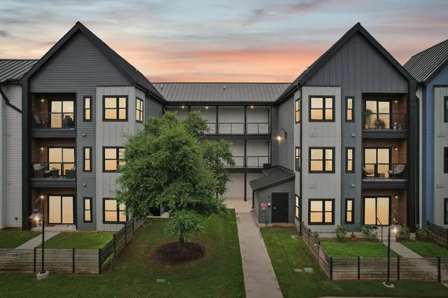 $2,995 | 3101 Govalle Avenue, Unit 301, Austin, TX 78702