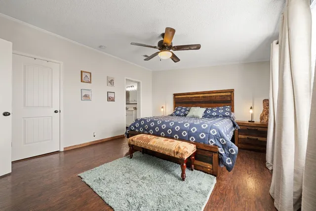 a en suite bathroom with a double vanity sink and a mirror