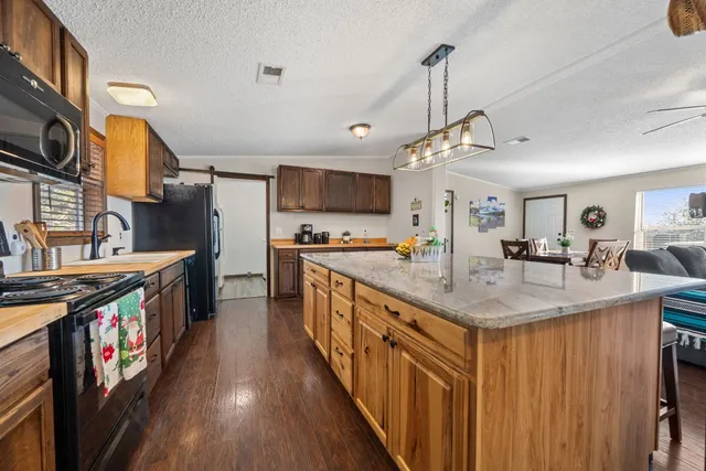 $465,000 | 28609 Paradise Manor Drive, Marble Falls, TX 78654