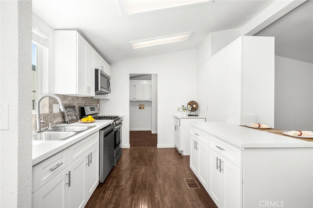 10412 Comstock Road Corona, CA 92883 - Photo 9 of 45