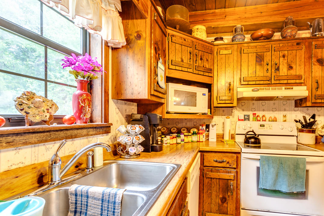 227 Russell Road Harriman, TN 37748 - Photo 8 of 23 013180620-5-227RussellRdHarrimanTN-SCREE