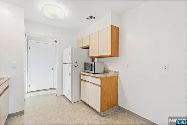 $3,300 | 15 Hillcrest Avenue, Unit A, Fort Lee, NJ 07024