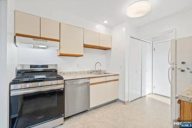 $3,300 | 15 Hillcrest Avenue, Unit A, Fort Lee, NJ 07024