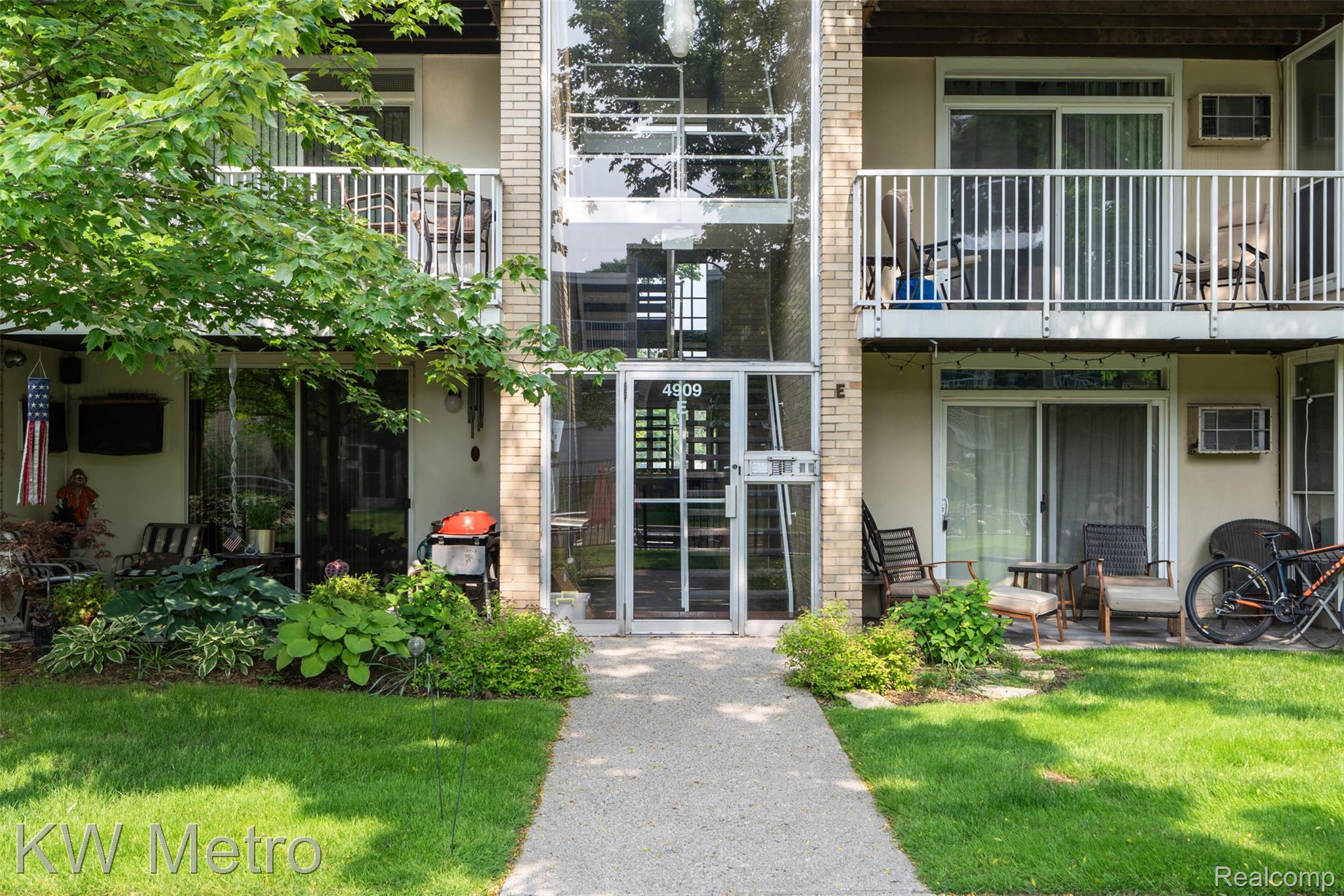 4909 Crooks Road, Unit E8 Royal Oak, MI 48073 - Photo 1 of 13 Exterior View Of Building