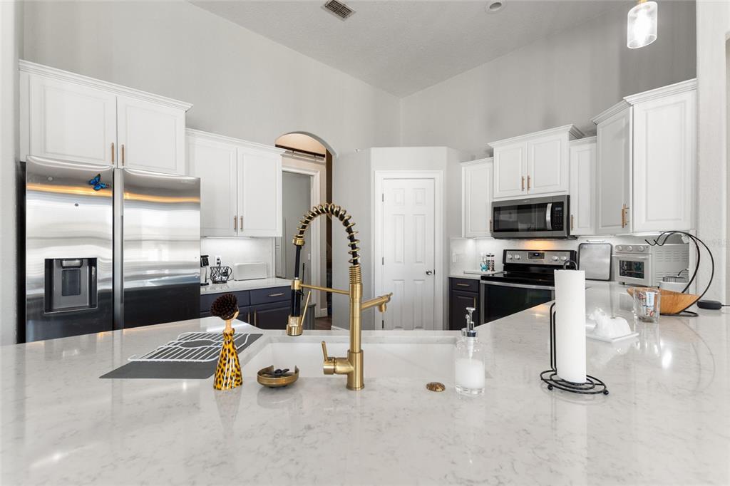 2687 Brookside Bluff Loop Lakeland, FL 33813 - Photo 7 of 32