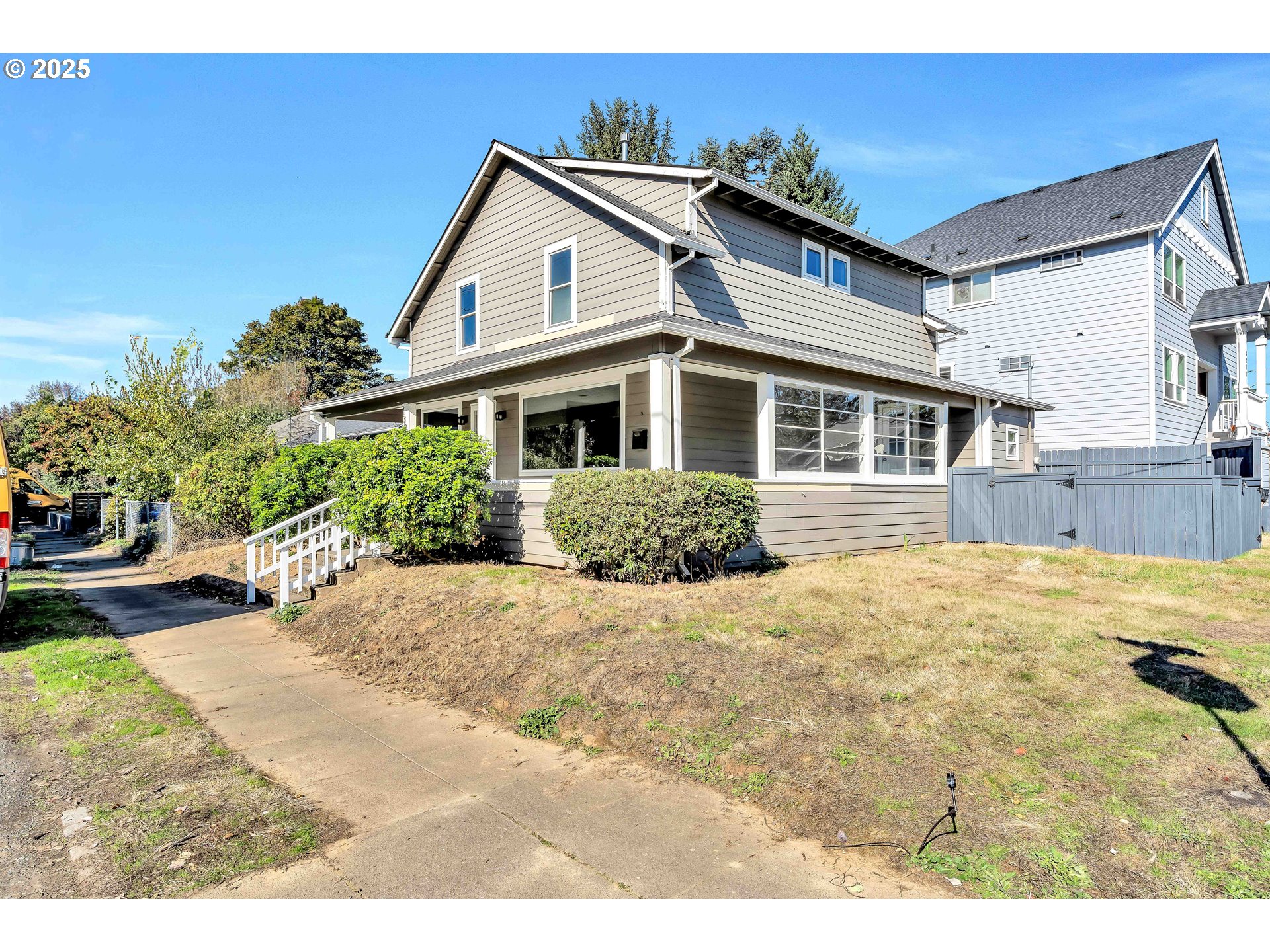a view of a house with a yard