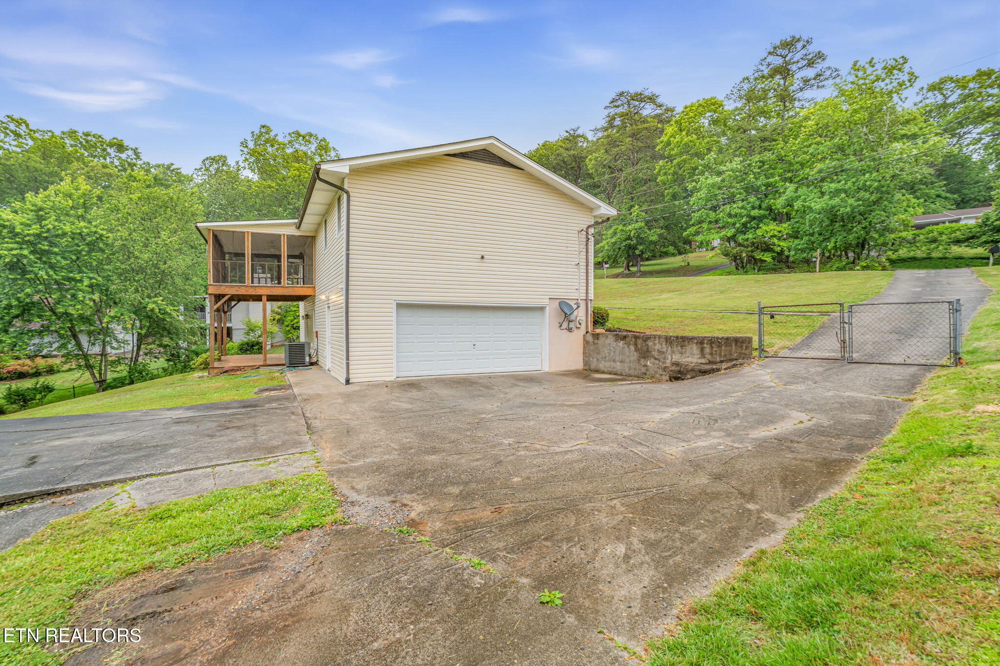 7921 Blueberry Road Powell, TN 37849 - Photo 31 of 34 Side of House - Garage:Porch