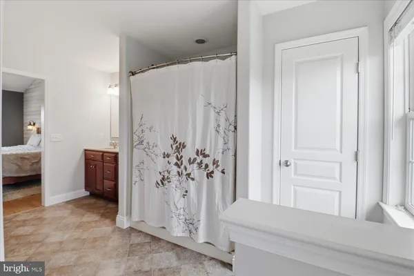 a view of livingroom with furniture and ceiling fan