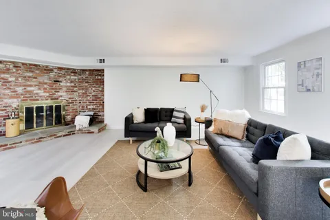 $1,050,000 | 4 Orchard Way North, Rockville, MD 20854